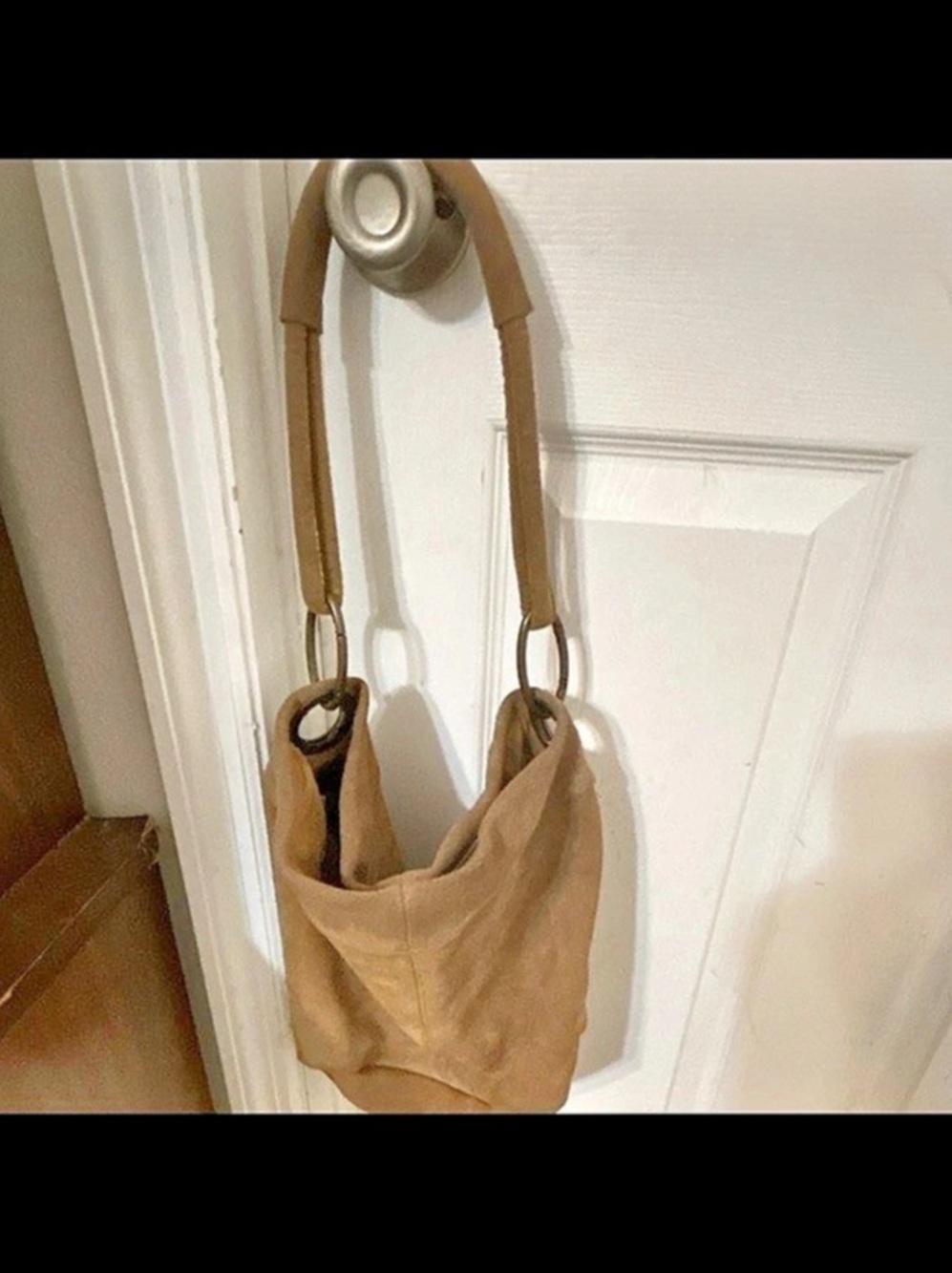 Women’s Tan Leather Solid Shoulder Bag Lined Brown Goldish Hardware.